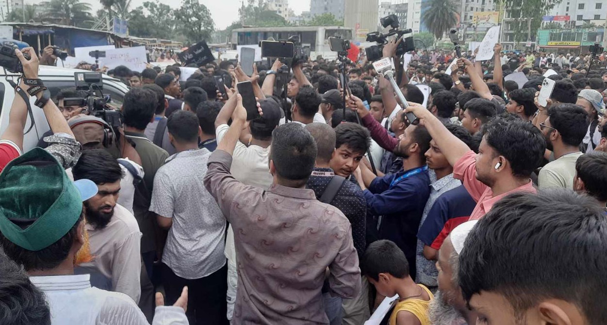 বাধা উপেক্ষা করে রাস্তায় মাইলস্টোন শিক্ষার্থীরা, বিক্ষোভ