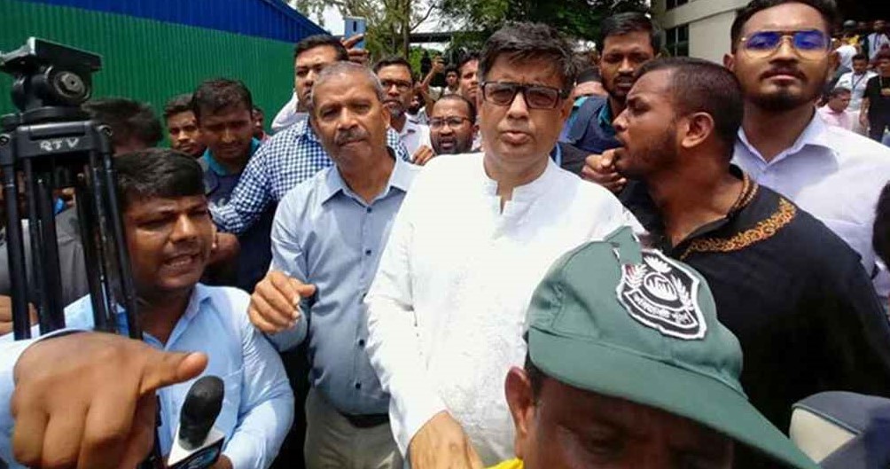 ৯ ঘণ্টা অবরুদ্ধের পর মাইলস্টোন থেকে বের হলেন উপদেষ্টা-প্রেস সচিব