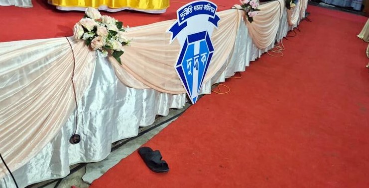 বগুড়ার গণশুনানিতে দুদক চেয়ারম্যানকে লক্ষ্য করে জুতা নিক্ষেপ