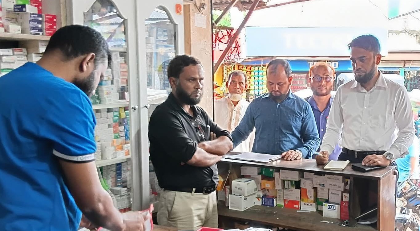 রাজারহাটে ভ্রাম্যমাণ আদালতে পাঁচ ফার্মেসিকে জরিমানা