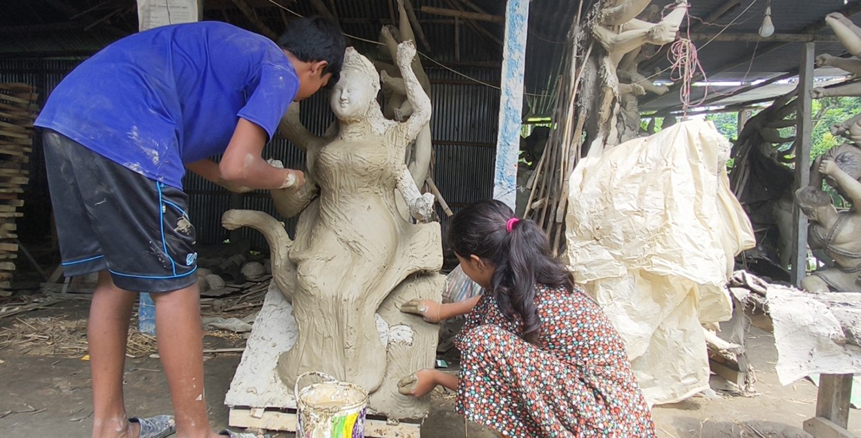 কুড়িগ্রামে দুর্গোৎসবে নারী শিল্পীদের ছোঁয়ায় তৈরি হচ্ছে প্রতিমা