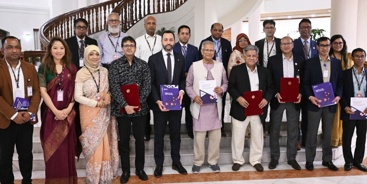 শ্রমজীবী মানুষের অধিকার আদায়ে স্মরণীয় দিন আজ: ড. ইউনূস