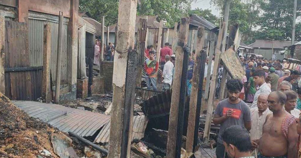 কুড়িগ্রামে আগুনে পুড়ল ৮ ব্যবসা প্রতিষ্ঠান