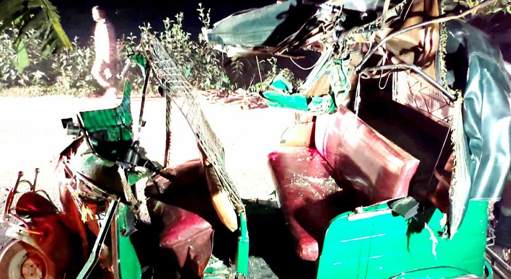 পূর্বধলা সড়কে বিকল ট্রাকে সিএনজির ধাক্কা, নিহত ২