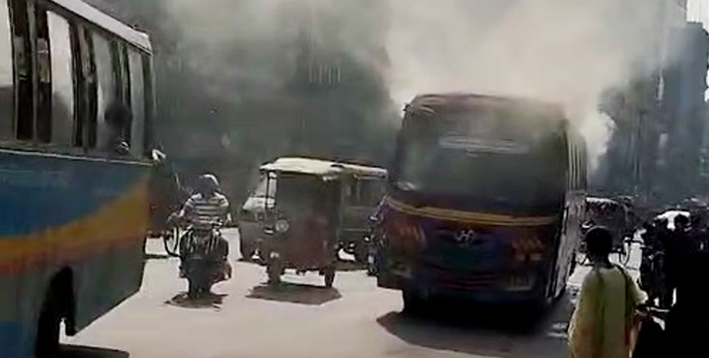 রাজধানীর মিরপুরে বাসে অগ্নিসংযোগ