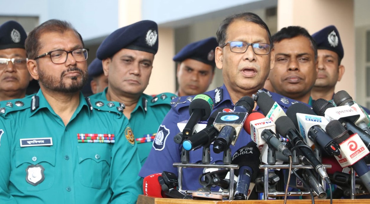 ক্রসফায়ার-গুমের ভয় দেখিয়ে সন্ত্রাস দমন করতে চাই না: আইজিপি  