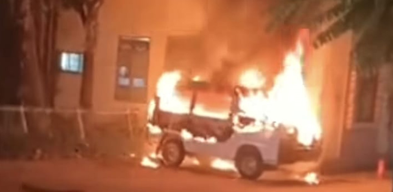 সিলেটে হাসপাতালের ভেতরে দুর্বৃত্তদের আগুনে পুড়ল অ্যাম্বুলেন্স