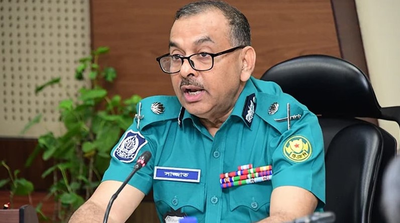 বাসে আগুন-ককটেল নিক্ষেপকারীকে গুলির নির্দেশ ডিএমপি কমিশনারের