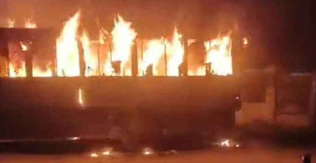 রাজধানীর বাড্ডায় বাসে আগুন