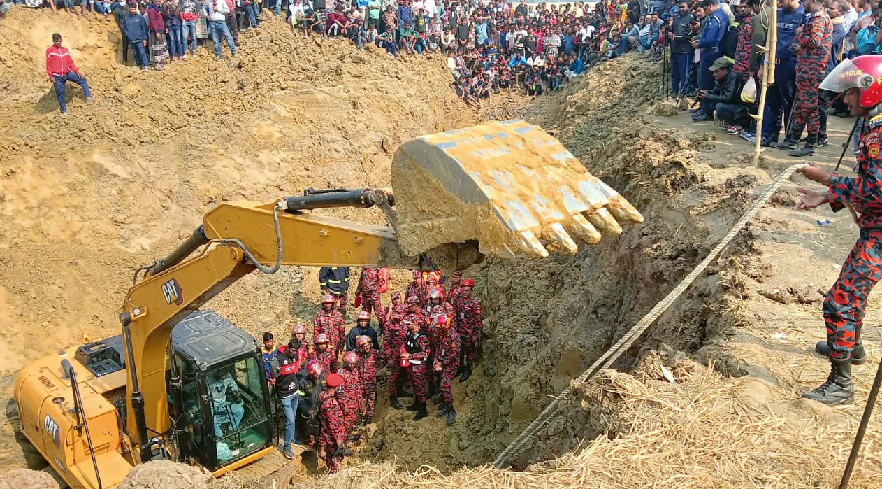 ২৭ ঘণ্টা ধরে উদ্ধারের চেষ্টা, ৪২ ফুট খুঁড়েও সন্ধান মেলেনি শিশুটির