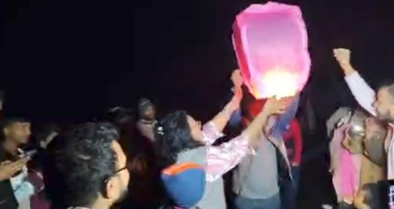 নিষেধাজ্ঞার পরও কক্সবাজার সৈকতে আতশবাজি-ফানুস উৎসব