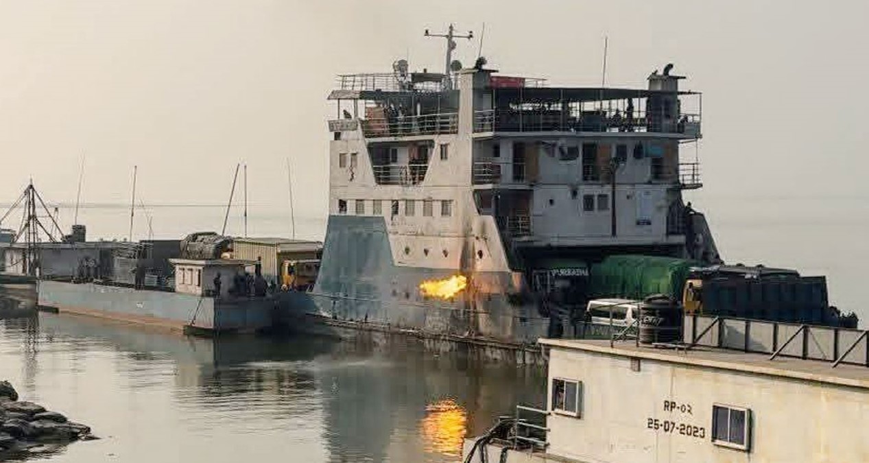 দৌলতদিয়া ফেরিঘাটে রো রো ফেরিতে আগুন