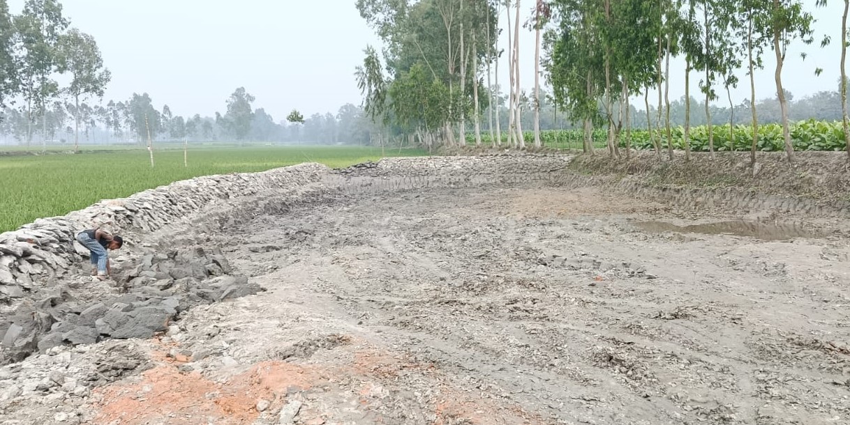 লালমনিরহাটে টপ সয়েল কেটে ইটভাটায় বিক্রি