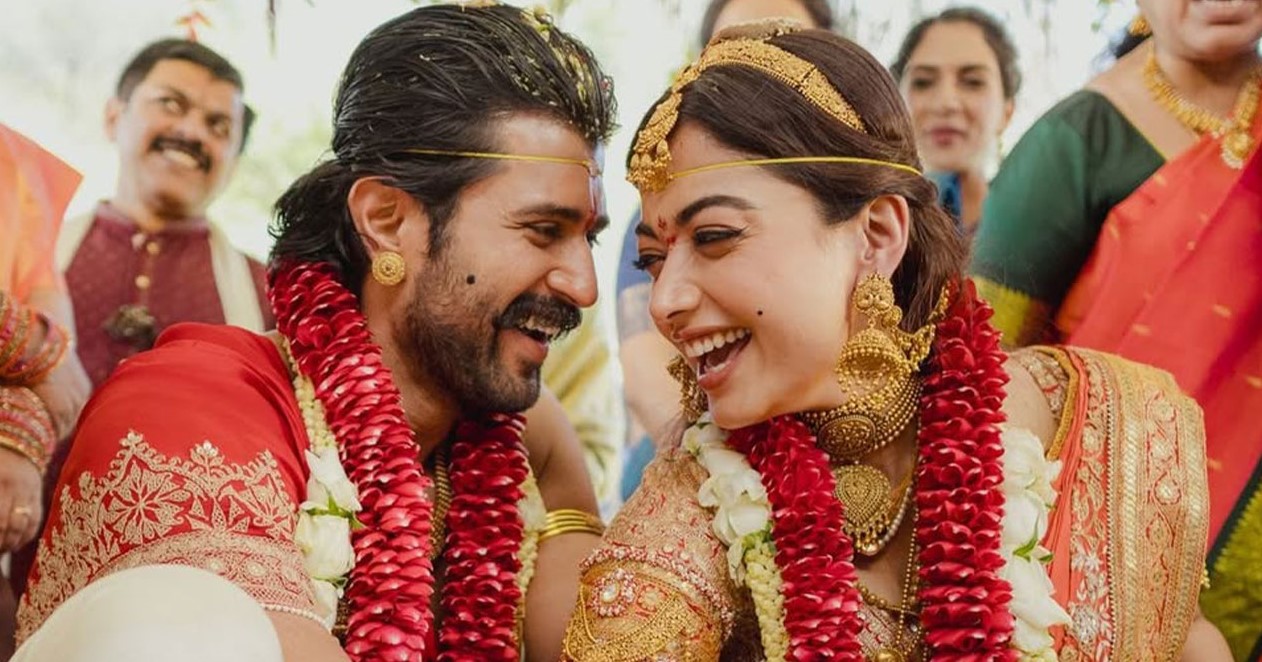 বিয়ের পর প্রথমবার জনসমক্ষে বিজয়-রাশমিকা