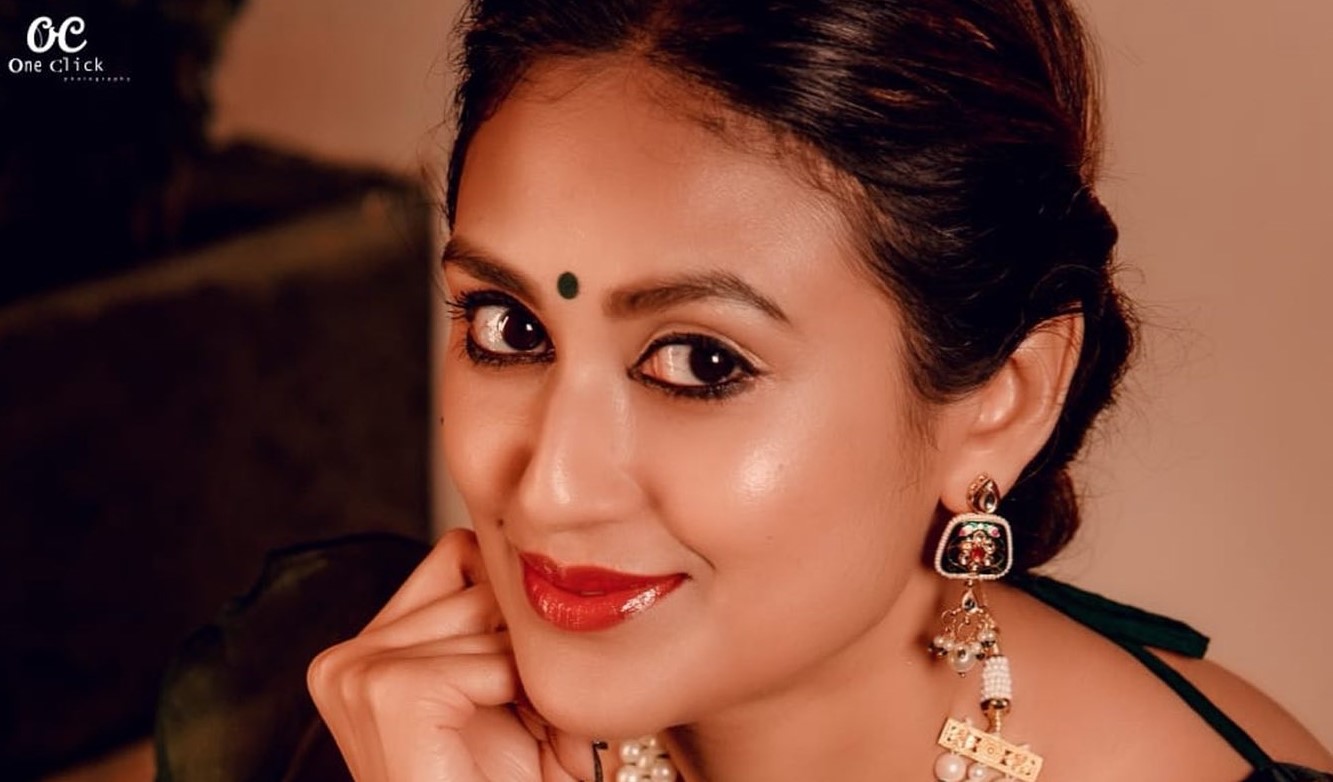 শাড়িতে স্নিগ্ধতা ছড়ালেন কুসুম শিকদার