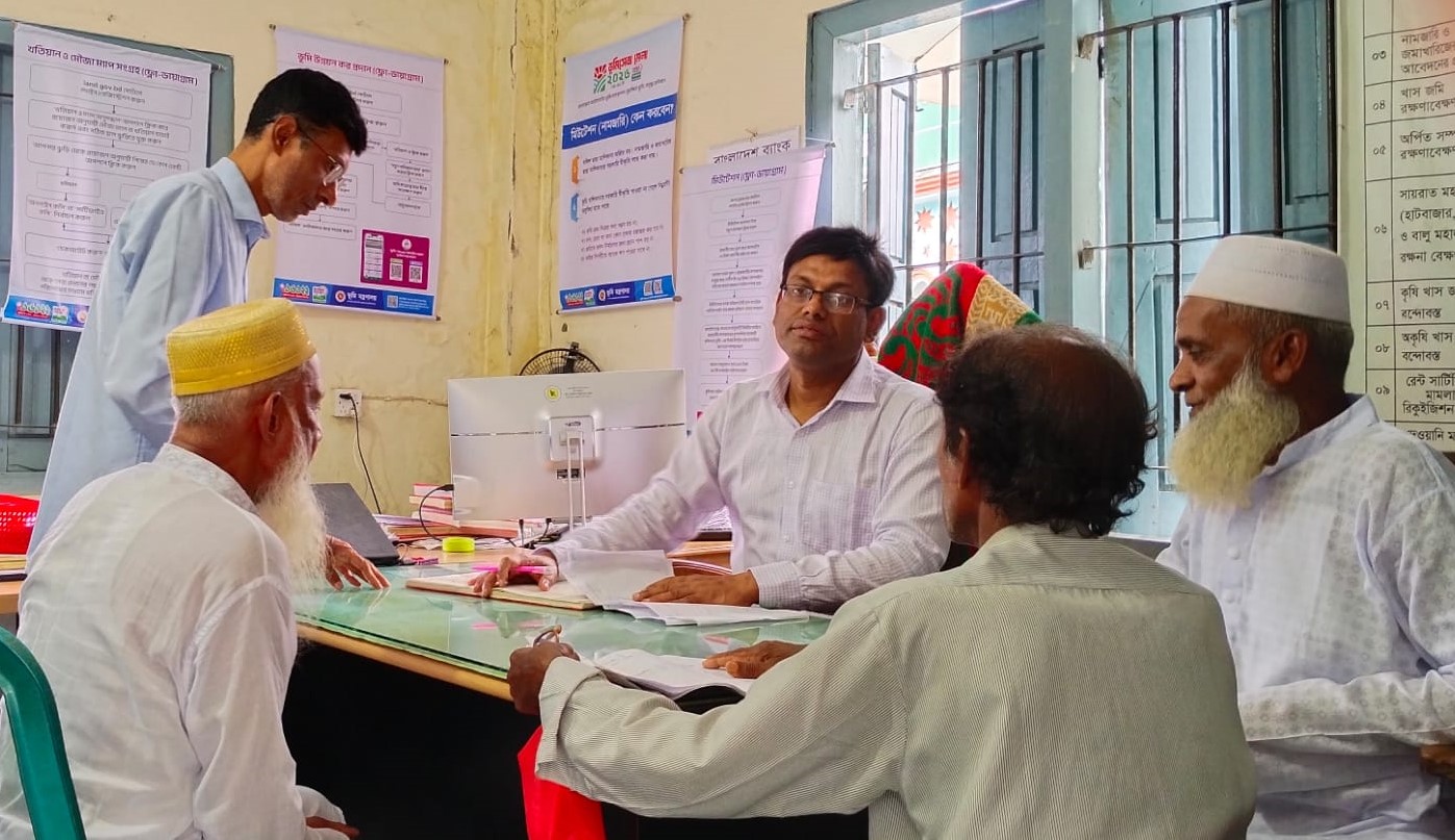 ভূমি সেবাকে মানুষের দোরগোড়ায় পৌঁছে দিতে বাঞ্ছারামপুরে ভূমি মেলা