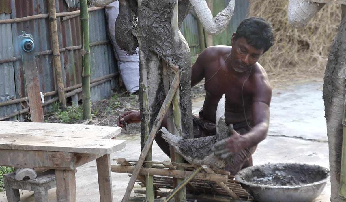 কালীগঞ্জে দুর্গাপূজার প্রতিমা তৈরিতে ব্যস্ত কারিগররা