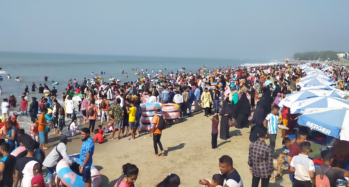 ঈদের ছুটিতে কক্সবাজার সমুদ্র সৈকতে পর্যটকের ঢল