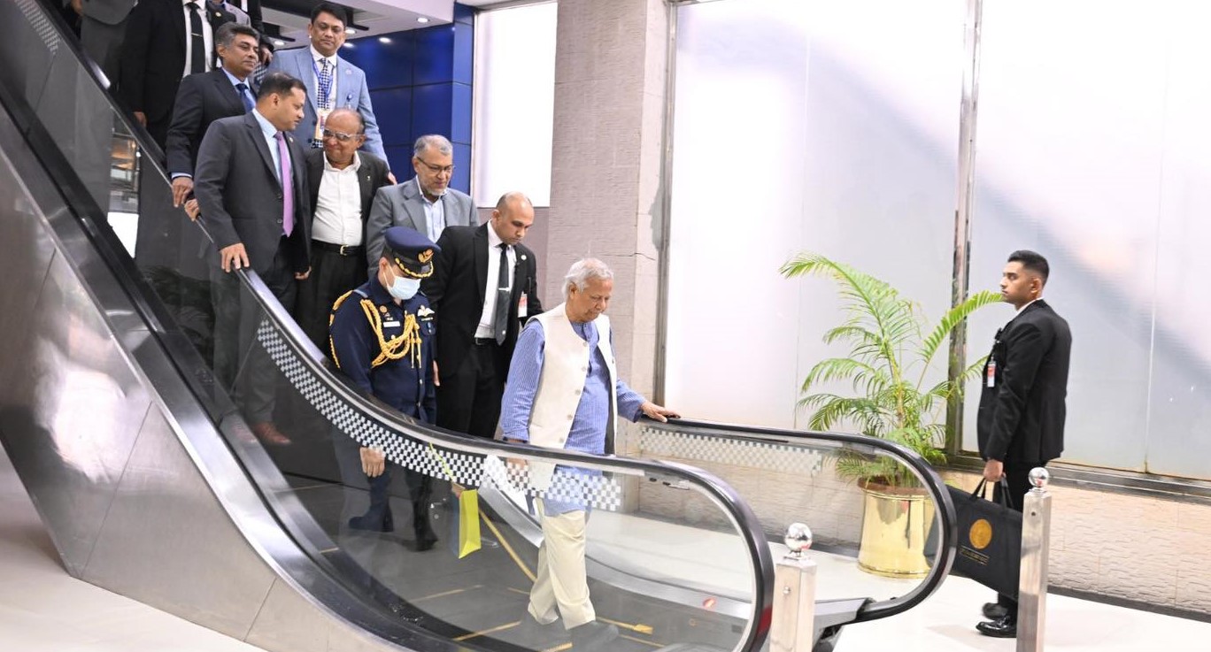 যুক্তরাজ্য সফর শেষে দেশে ফিরলেন প্রধান উপদেষ্টা ড. ইউনূস