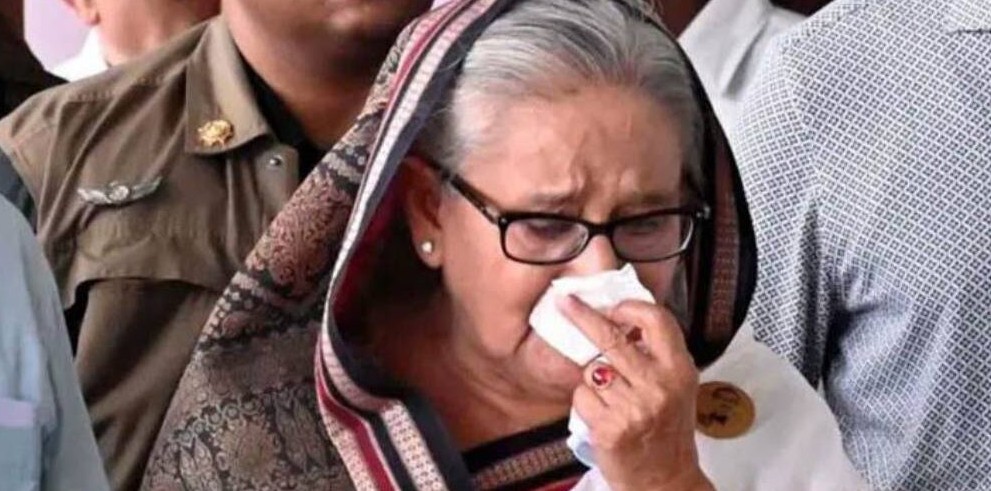 শেখ হাসিনাকে আত্মসমর্পণের নির্দেশ দিয়ে বিজ্ঞপ্তি জারি