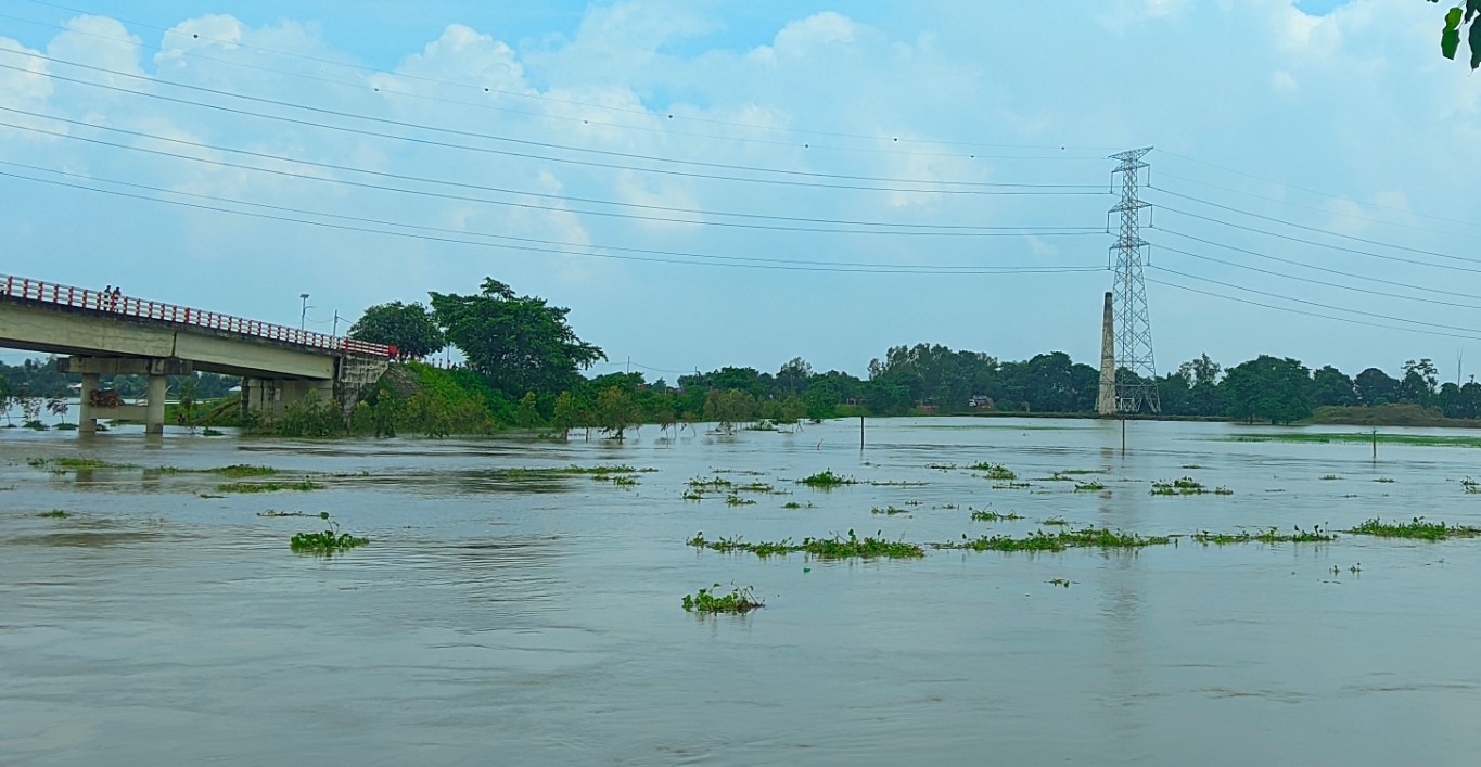 বিপৎসীমা অতিক্রম করল আত্রাই নদীর পানি