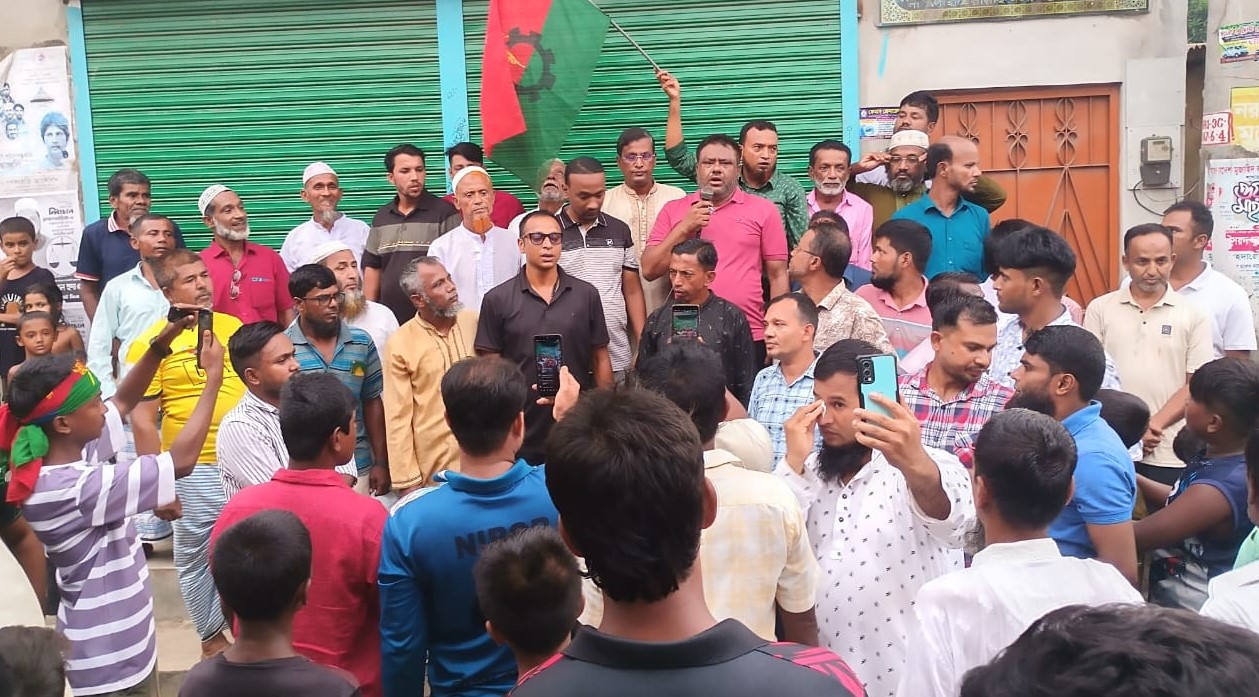 বাঞ্ছারামপুরে ধানের শীষের প্রার্থীকে মনোনয়ন দাবিতে বিক্ষোভ মিছিল 