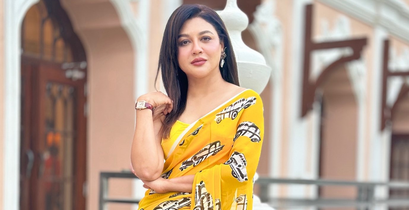 হলুদ শাড়িতে রূপের মায়া ছড়াচ্ছেন জয়া আহসান