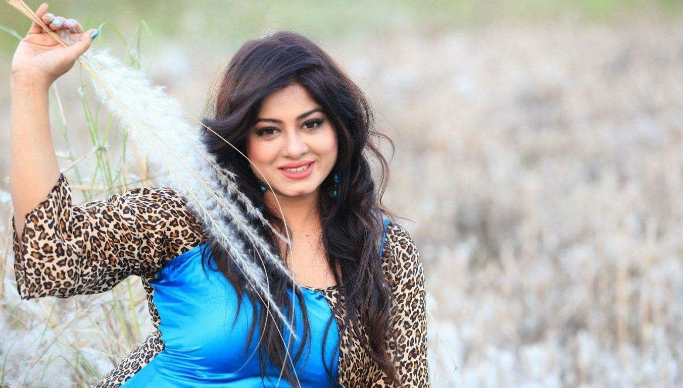 ৫২তে পা রাখলেন নায়িকা মৌসুমী