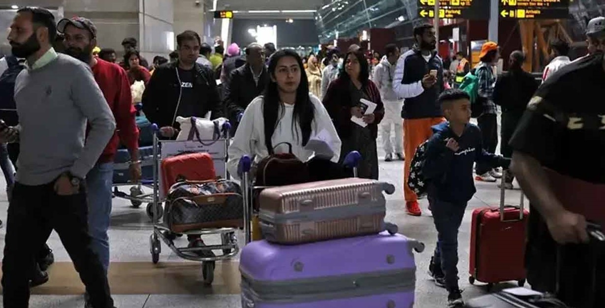 দিল্লি বিমানবন্দরে প্রযুক্তিগত ত্রুটিতে বিশৃঙ্খলা