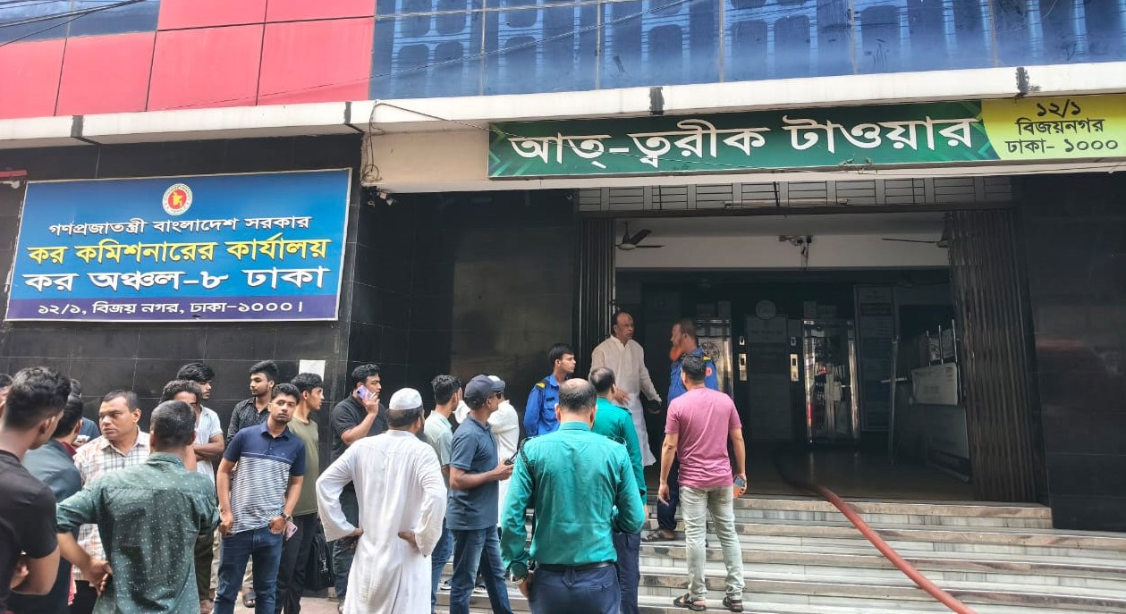 রাজধানীতে বহুতল ভবনে আগুন, ৫ ইউনিটের চেষ্টায় নিয়ন্ত্রণে