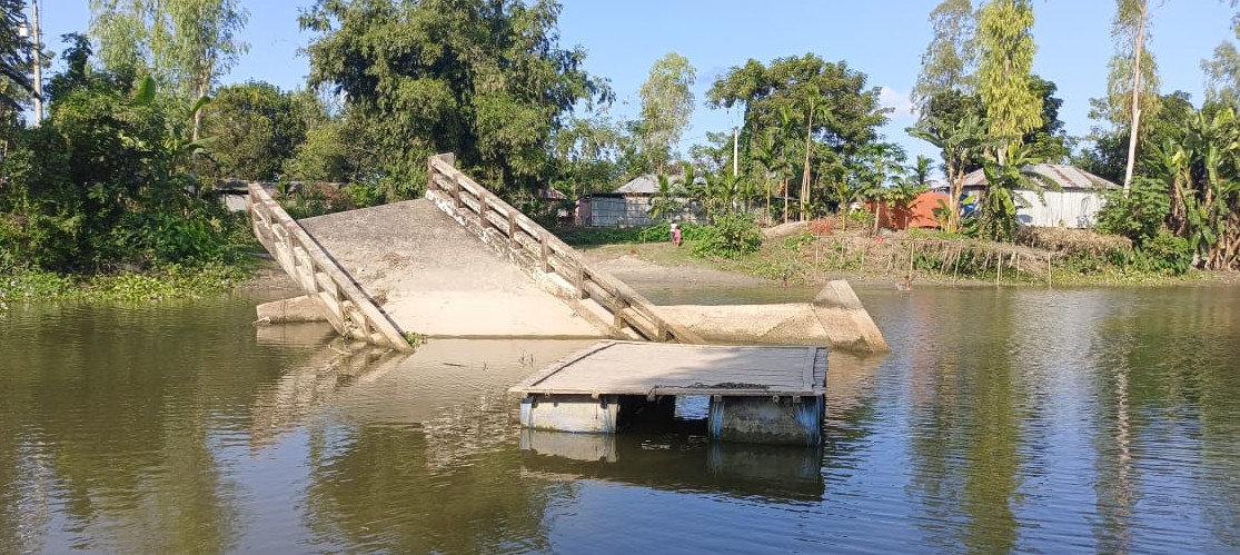 অনিয়মে ধসে যাওয়া সেতুতে সাত বছর ধরে ভোগান্তি স্থানীয়দের 