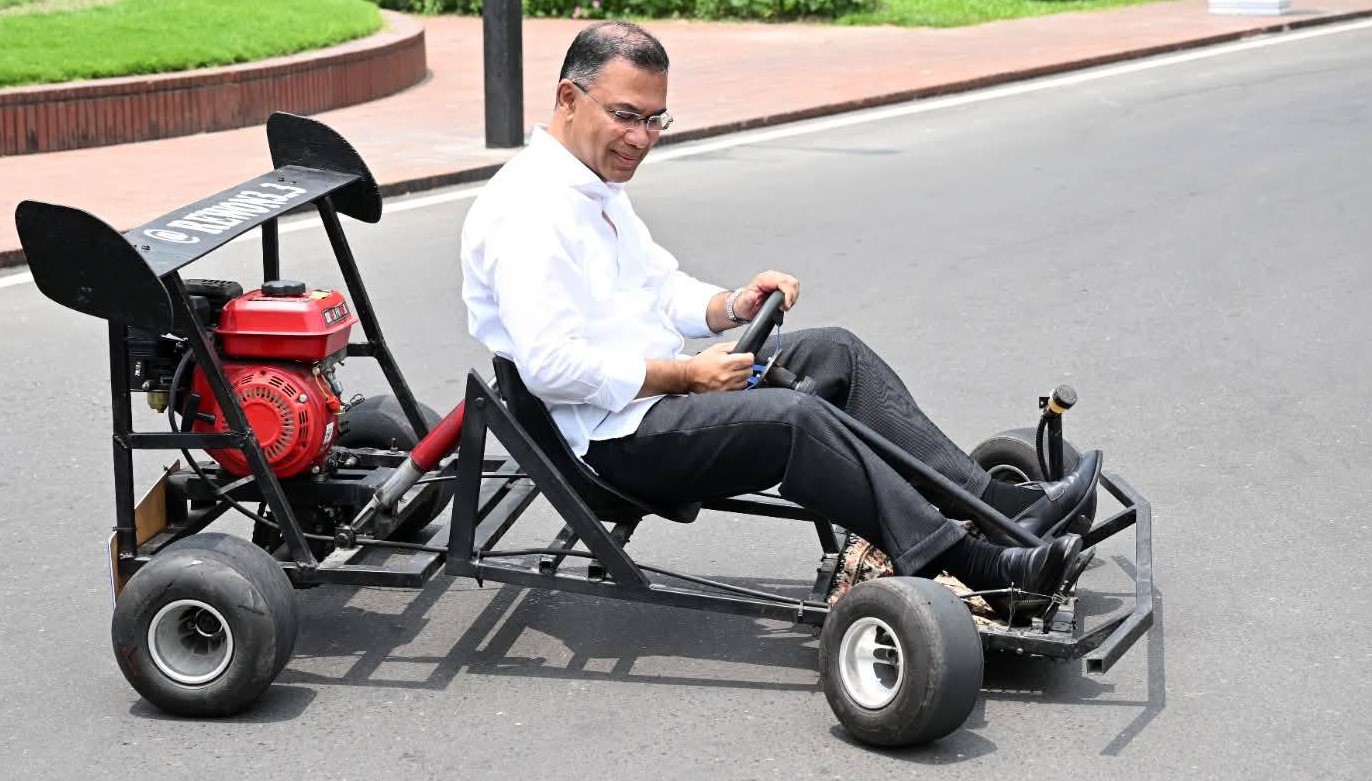 কলেজছাত্রের নির্মিত গো-কার্ট চালিয়ে উৎসাহ দিলেন প্রধানমন্ত্রী