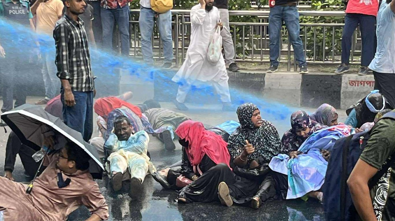 প্রেসক্লাবে আন্দোলনকারীদের ওপর জলকামান-সাউন্ড গ্রেনেড নিক্ষেপ