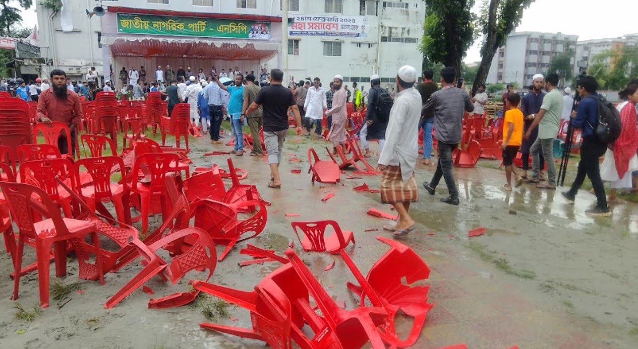 ‘জয় বাংলা’ স্লোগান দিয়ে এনসিপির সমাবেশ মঞ্চে হামলা