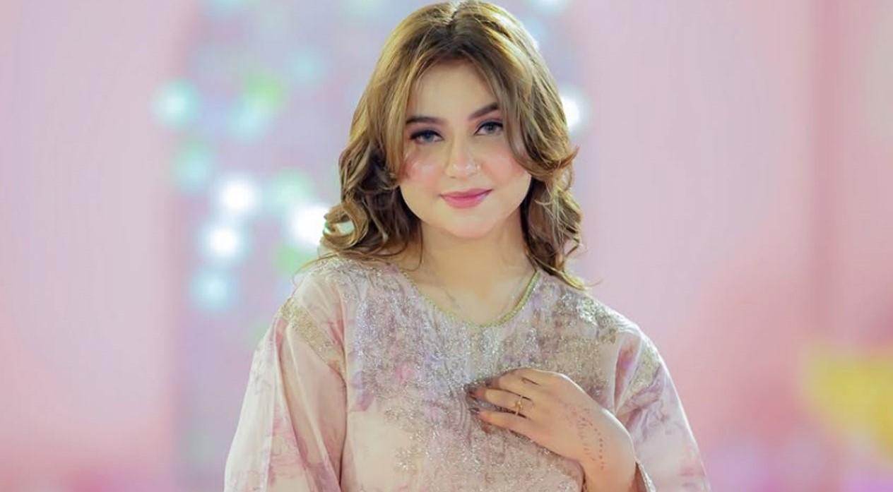 বিতর্কে জড়িয়ে পাকিস্তান ছাড়লেন টিকটকার সামিয়া হিজাব