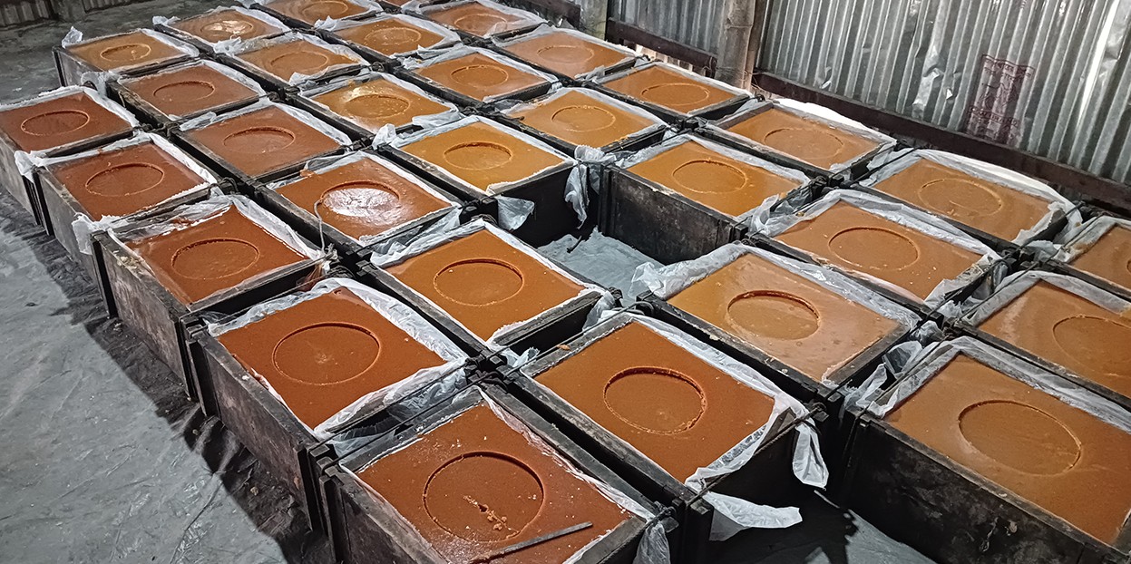 বাঘায় আটা-চিনি-কাপড়ের রঙ দিয়ে তৈরি হচ্ছে খেজুরের গুড়!