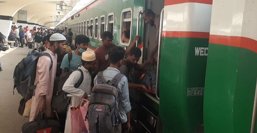 খুশির ঈদযাত্রা: ট্রেন ছাড়ছে সময় মতোই, উচ্ছ্বসিত ঘরমুখো মানুষ