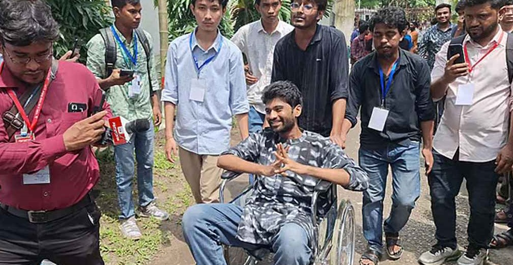 হুইলচেয়ারে ভোটকেন্দ্রে এলেন মেঘমল্লার বসু