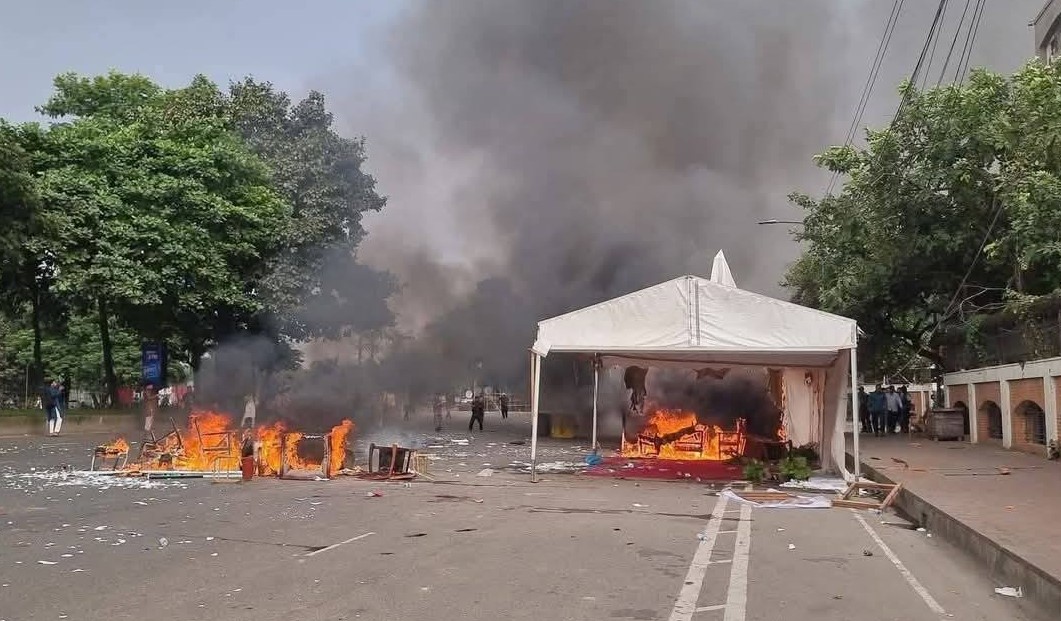 সংসদ ভবনের সামনে রণক্ষেত্র