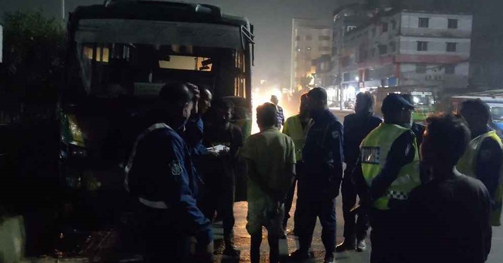 ফতুল্লায় বাসে আগুন