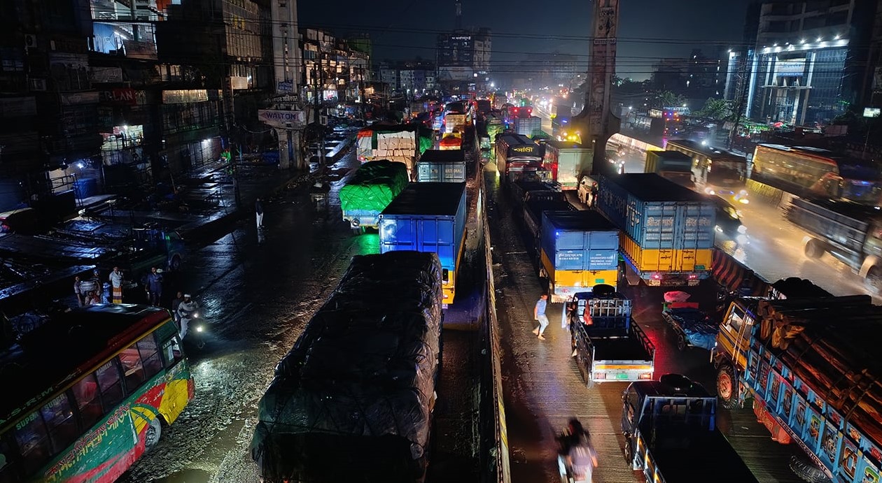 পাম্পে গাড়ির দীর্ঘ সিরিয়াল, ঢাকা-চট্টগ্রাম মহাসড়কে যানজট