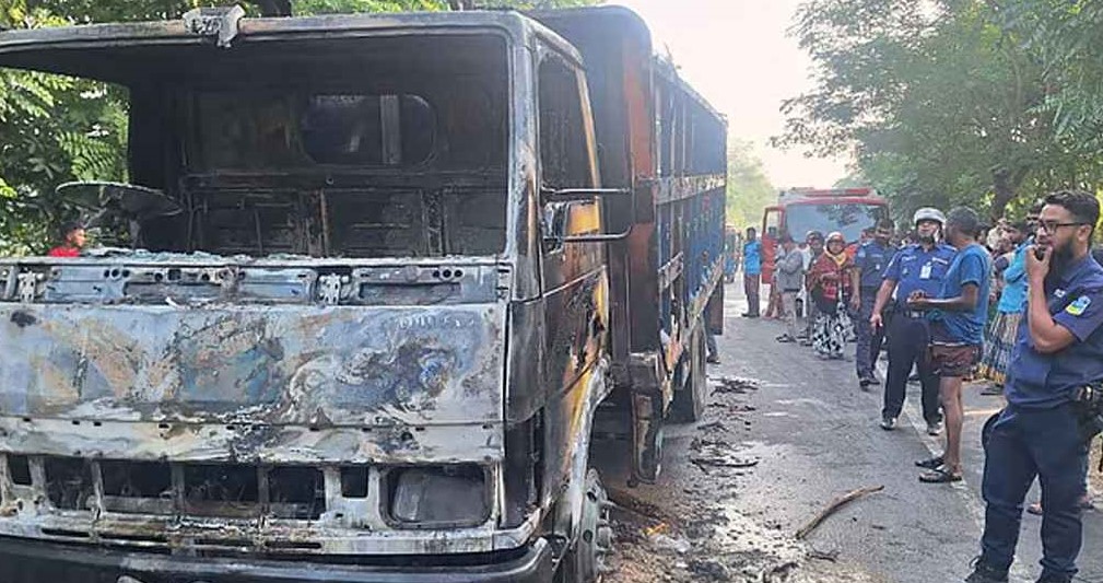 পদ্মা সেতুর সামনে এক্সপ্রেসওয়ে অবরোধ, ট্রাকে আগুন ও বাস ভাঙচুর