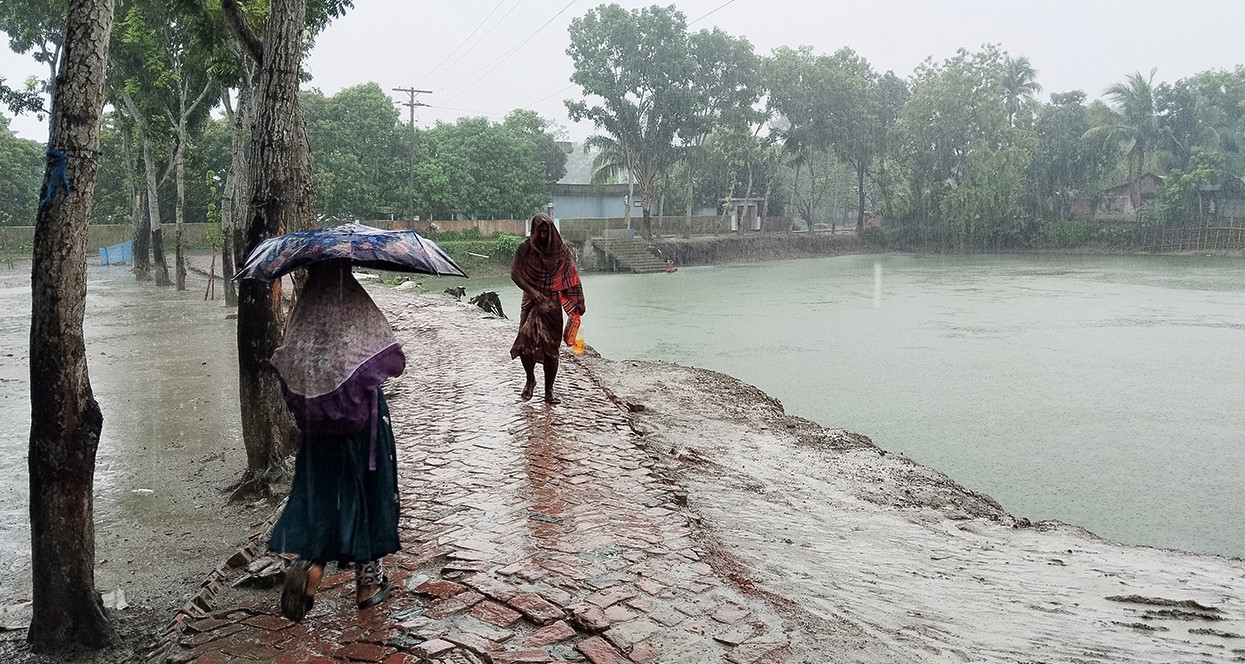 টানা বৃষ্টিতে সাতক্ষীরায় জলাবদ্ধতা, জনজীবনে দুর্ভোগ