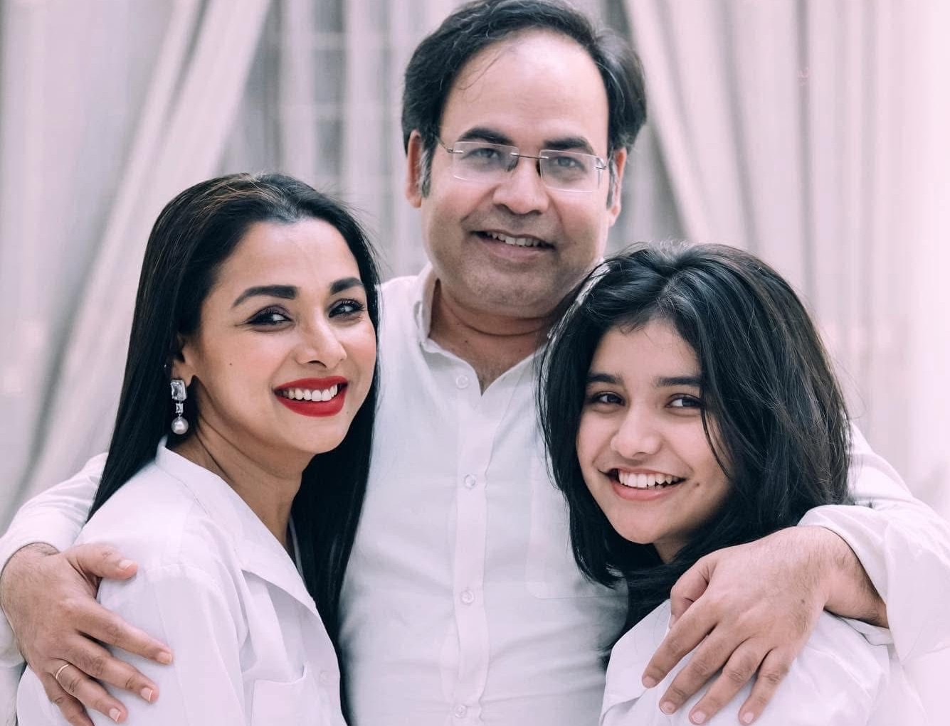 পারিবারিক ছবিতে শুভেচ্ছা জানালেন রুনা খান