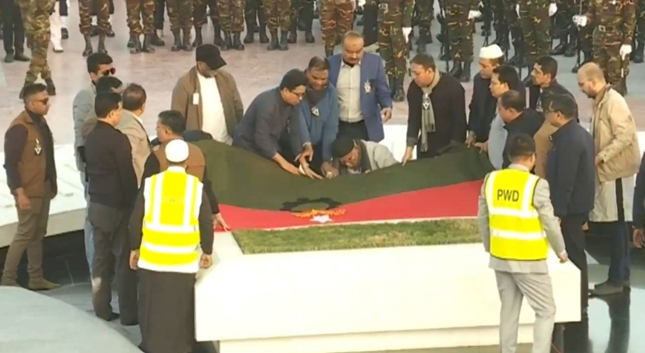 স্বামীর পাশে চিরনিদ্রায় শায়িত ‘আপসহীন নেত্রী’ খালেদা জিয়া