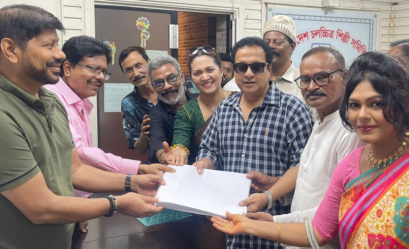 নির্বাচনে না লড়েও এফডিসিতে হাজির হয়ে চমকে দিলেন বাপ্পারাজ
