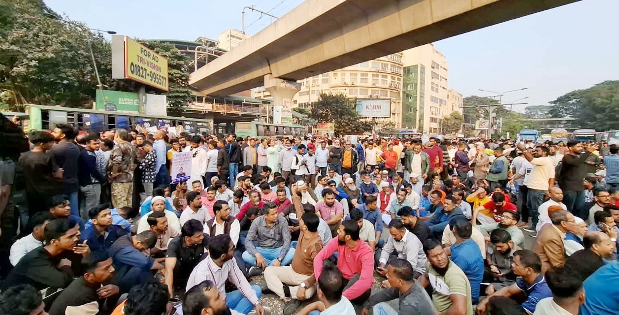 আইজিপিকে অপসারণের দাবিতে শাহবাগ অবরোধ, যান চলাচল বন্ধ