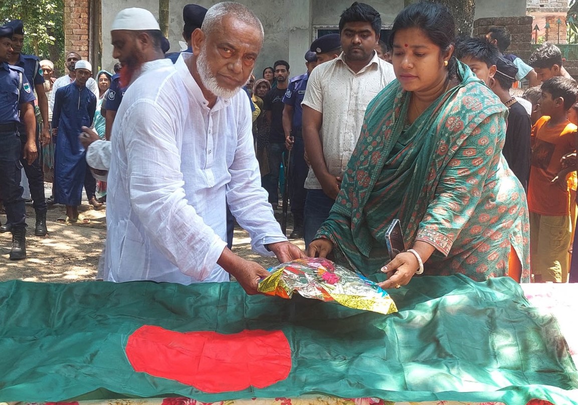 দেবহাটায় বীর মুক্তিযোদ্ধা মুছার রাষ্ট্রীয় মর্যাদায় দাফন