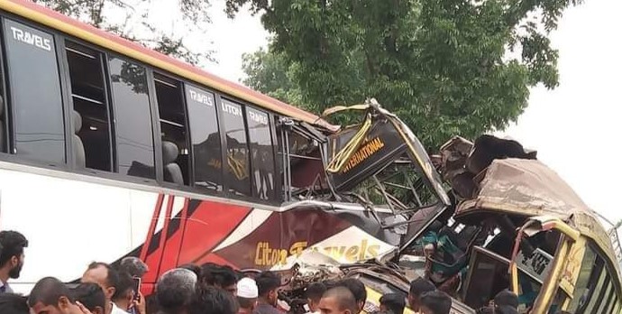 নড়াইলে দুই বাসের মুখোমুখি সংঘর্ষে চালক নিহত