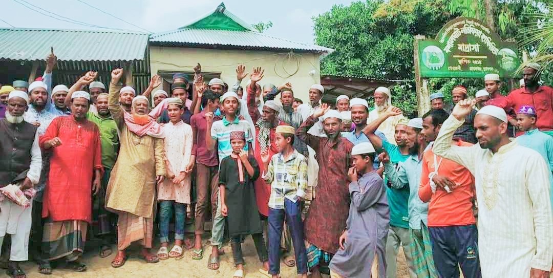 জামালগঞ্জে সরকারি রাস্তা দখল করে ঘর নির্মাণের প্রতিবাদে বিক্ষোভ